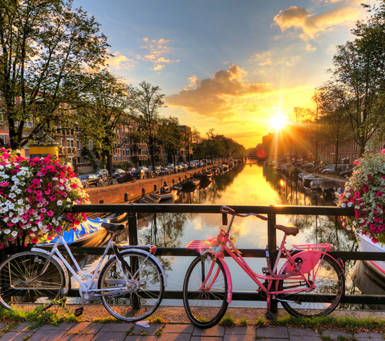 Amsterdamse grachten als sfeerbeeld voor de ik hou van Holland quiz. Leuke pubquiz activiteit voor een personelsuitje, bedrijfsuitje of familiedag in Limburg.