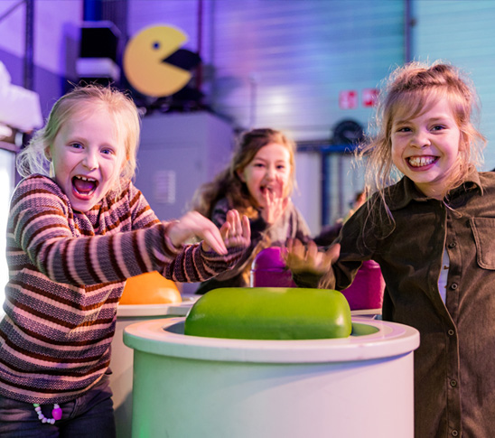 Kinderen die Candy Crush spelen in de leukste arcadehal van Limburg.