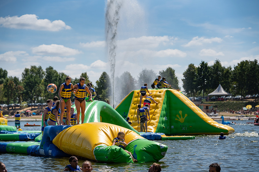 Kinderen die op het grootste aquapark van Nederland klimmen bij Fun Beach in Panheel, Limburg.