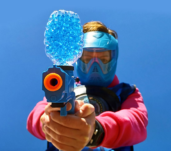 Iemand met een geweer, masker en vest aan om Gel battle te spelen tijdens een leuk personeelsuitje, bedrijfsuitje of familiedag in Limburg.