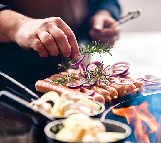 Een heerlijke luxe beach barbecue met vlees en vis als perfecte afsluiting van de intensieve sportdag, familiedag, bedrijfsuitje of personeelsuitje.