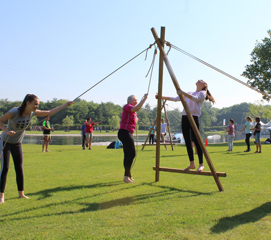 Kinderen die de wandelende A doen tijdens een sportdag bij Fun Beach in Midden-Limburg.