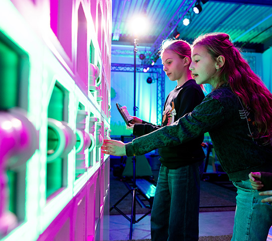 Twee kinderen die Pipe mania spelen in de leukste arcadehal van Limburg. Leuk spel voor een kinderfeestje.