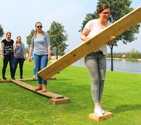 Mensen die deelnemen aan het spel drijfzand. Een leuke activiteit tijdens een personeelsuitje, bedrijfsuitje of sportdag in Midden-Limburg.