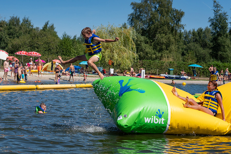 Een kind speelt op het grootste aquapark van Nederland bij Fun Beach in Panheel, Limburg.