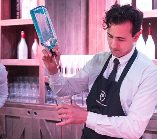 Bartender die cocktails shaket en hier een workshop over geeft. Leuk voor een personeelsuitje of vrijgezellenfeest in Limburg.