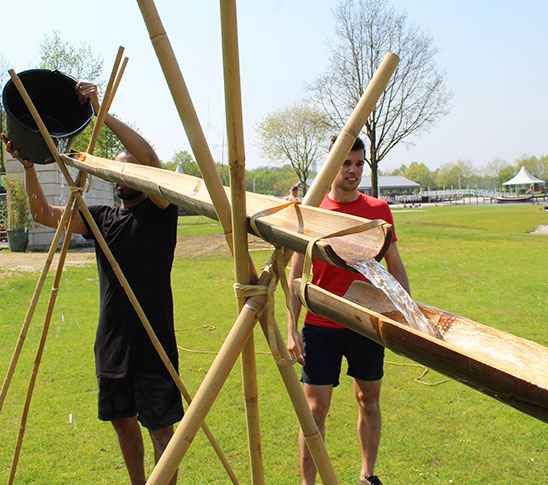 Bamboe waterleiding is een leuke activiteit voor een sportdag of schoolreisje in Midden-Limburg