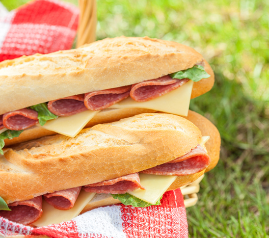 Een lekkere beach lunch met vers belegde broodjes om je personeelsuitje, bedrijfsuitje of familiedag compleet mee te maken.