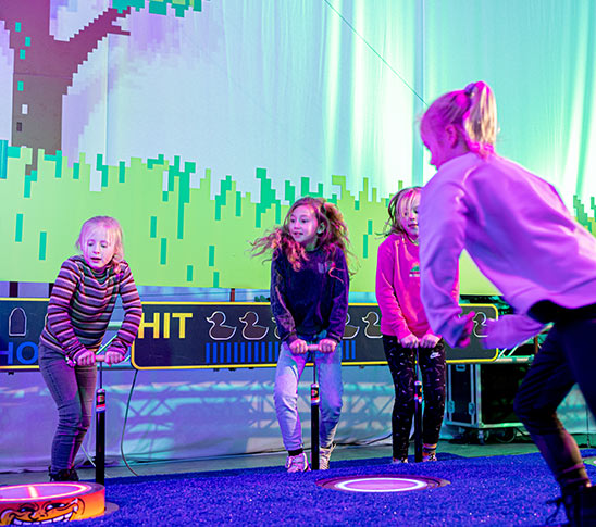 Kinderen die pump to jump spelen in de leukste arcadehal van Limburg. Leuke activiteit voor een kinderfeestje.