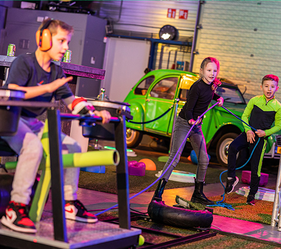 Kinderen die space invaders spelen in de leukste arcadehal van Limburg. Leuk kinderfeestje in Midden-Limburg.