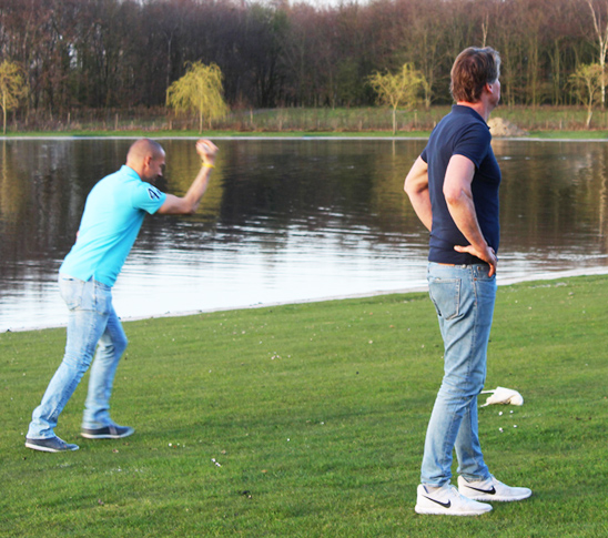 Twee mannen die klootschieten. Een spel dat lijkt op jeu de boules.