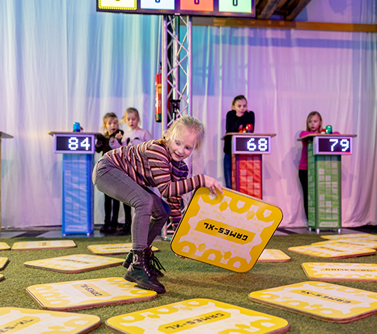 Kinderen die memory XL spelen in de arcadehal van Fun Beach Group Events.