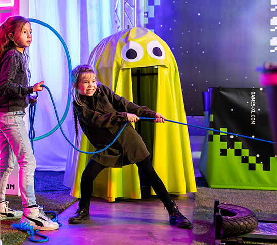 Kind dat Pong speelt in de arcadehal van Fun Beach. Het leukste kinderfeestje van Midden-Limburg.