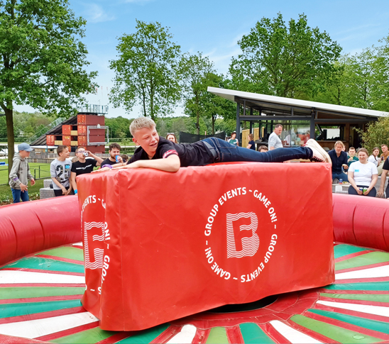 Jongen die een rodeo doet. Leuke activiteit voor een schoolreisje, sportdag, personeelsuitje of familiedag.