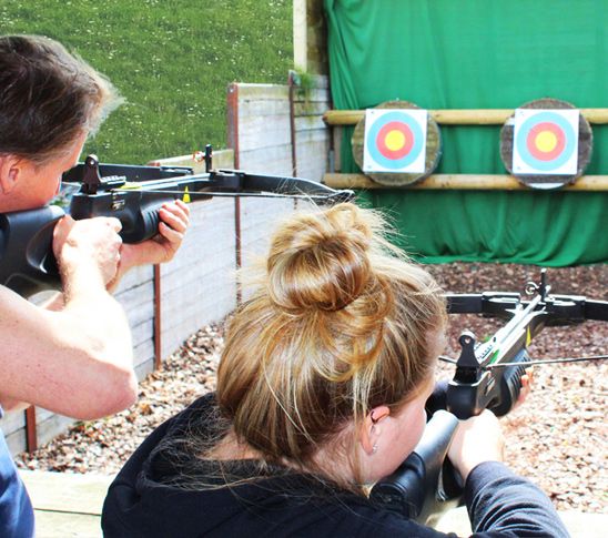Twee mensen die gaan kruisboogschieten bij Fun Beach in Midden-Limburg.